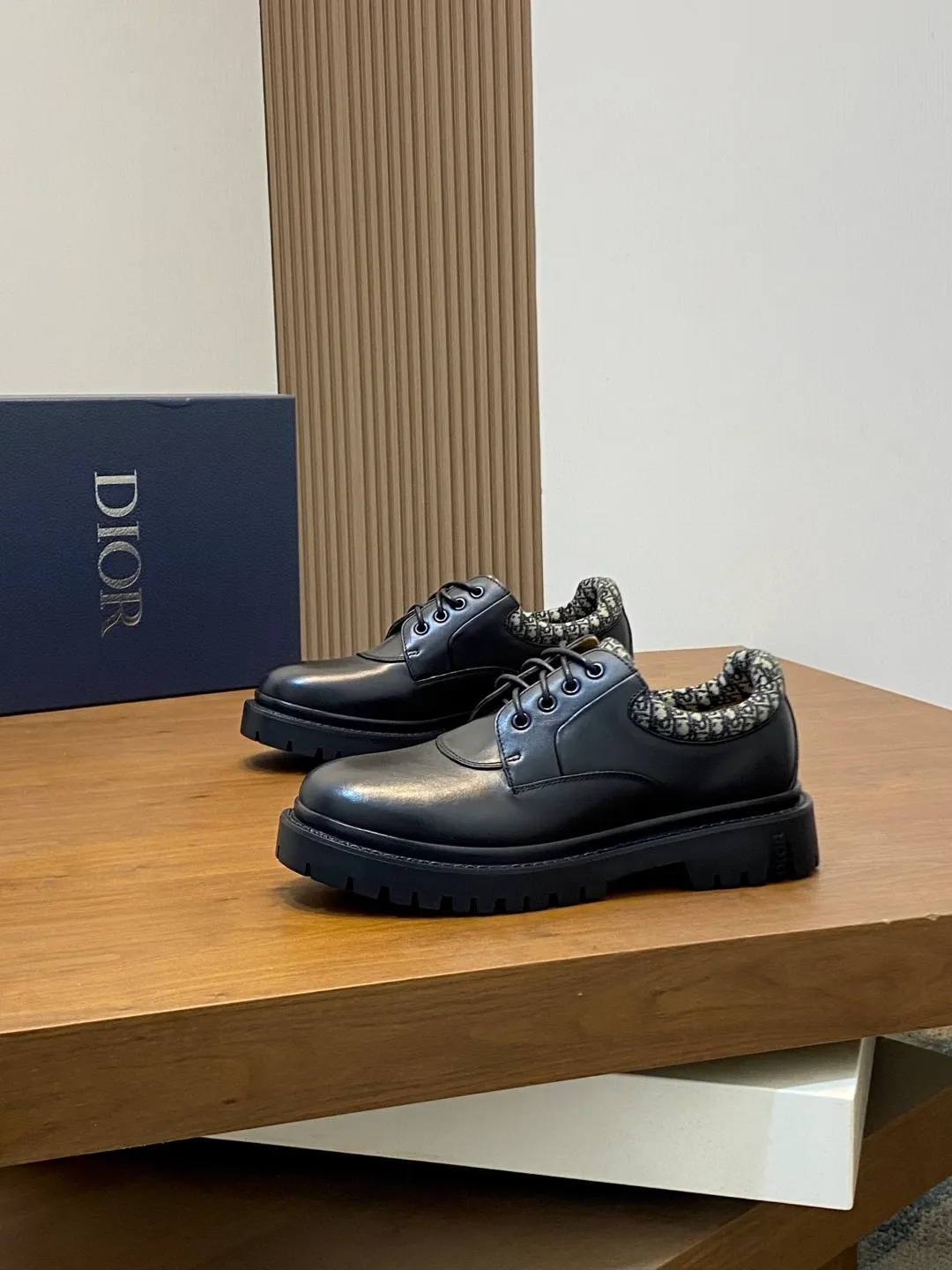 [DIOR] Top P: 820💰 Size: 39-44 (38.45. Can be customized) 2025ss Dior Dio* - Autumn and winter luxury men's moccasin shoes, purely handmade, both inside and outside are imported first-layer cowhide, high-end boutique and exquisite craftsmanship. Original TPU combination outsole. Wear a noble gentleman's taste. The best last type has been carefully debugged. Comfortable.